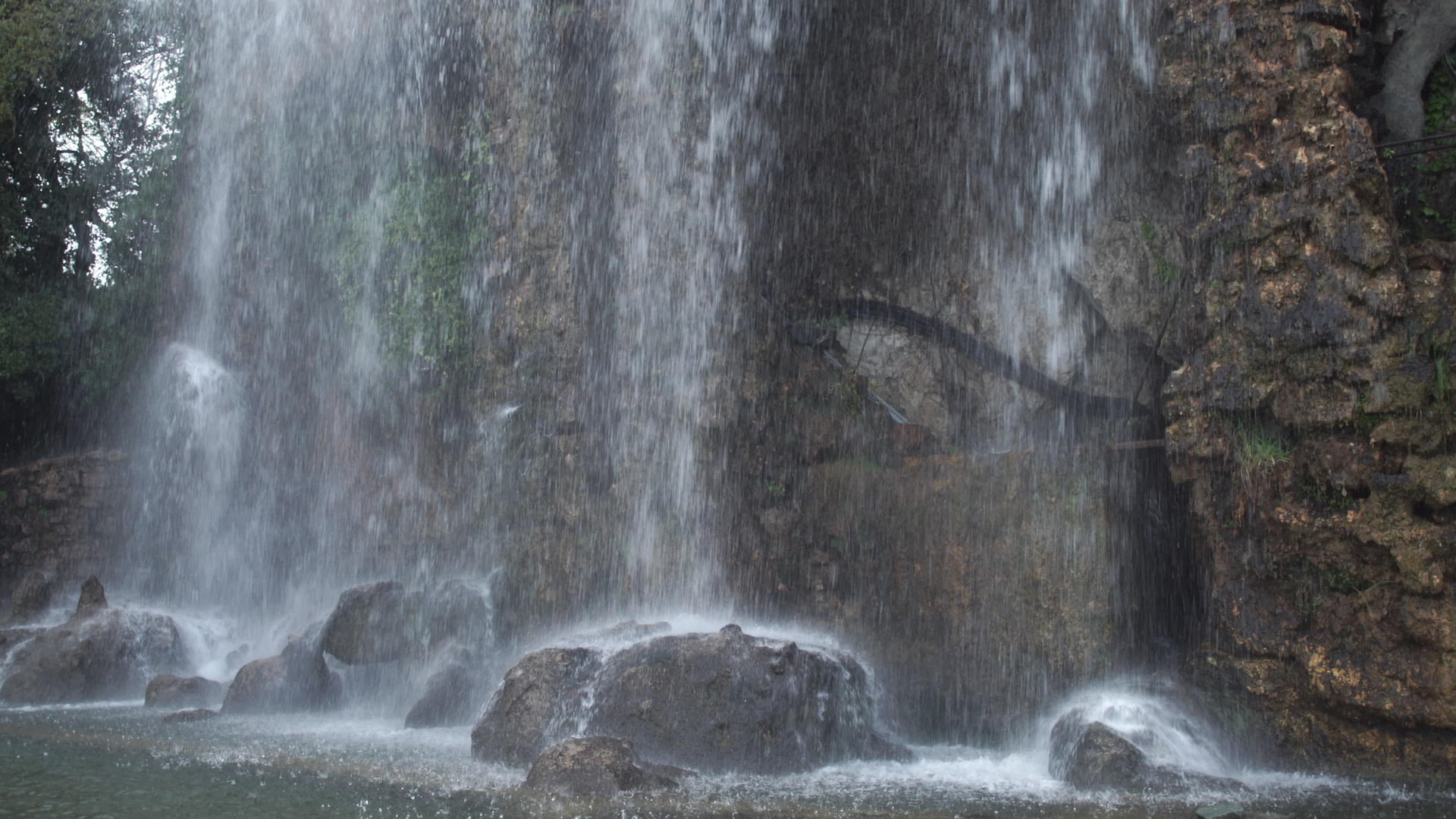 山中美丽而强大的瀑布视频的预览图