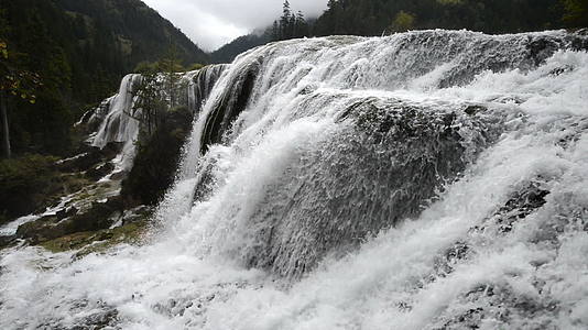 吉祖海谷瀑布的秋天风景视频的预览图