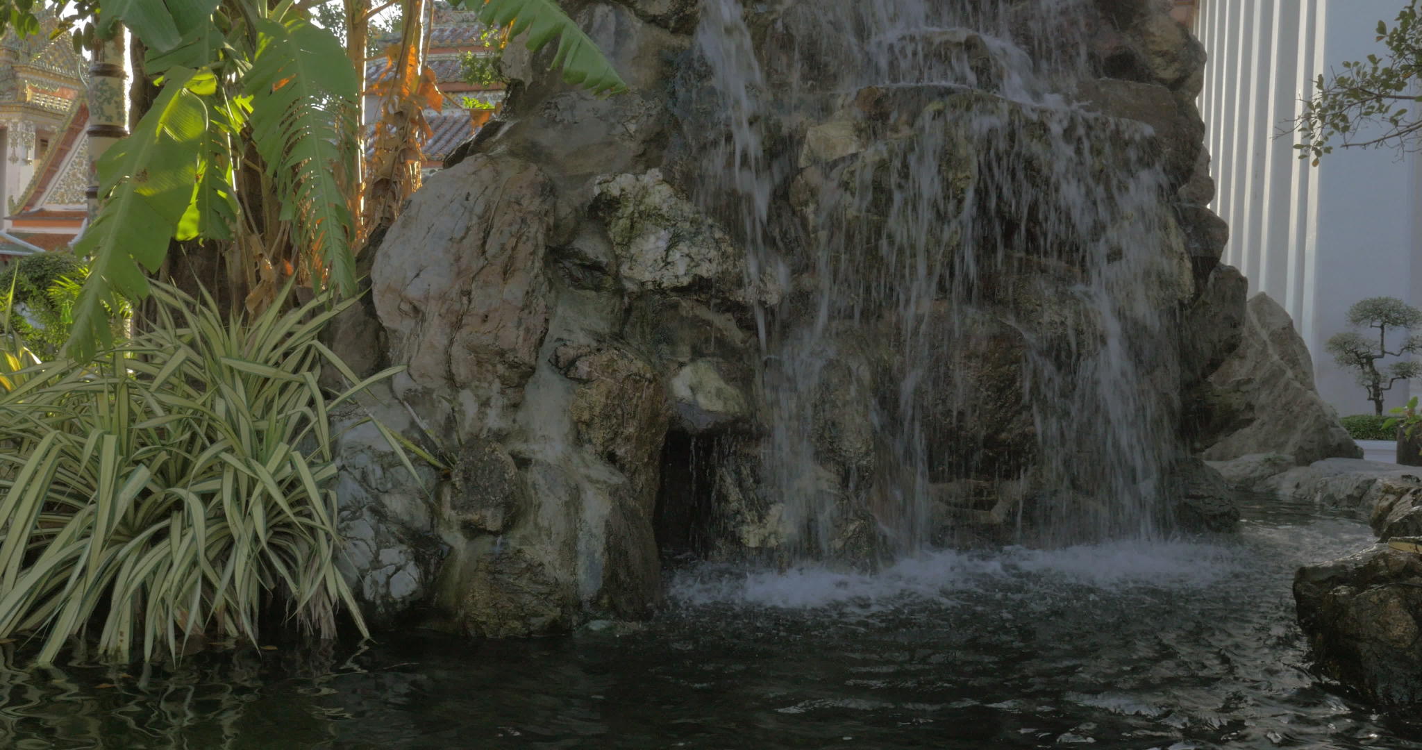 装饰在花园里的岩石瀑布视频的预览图