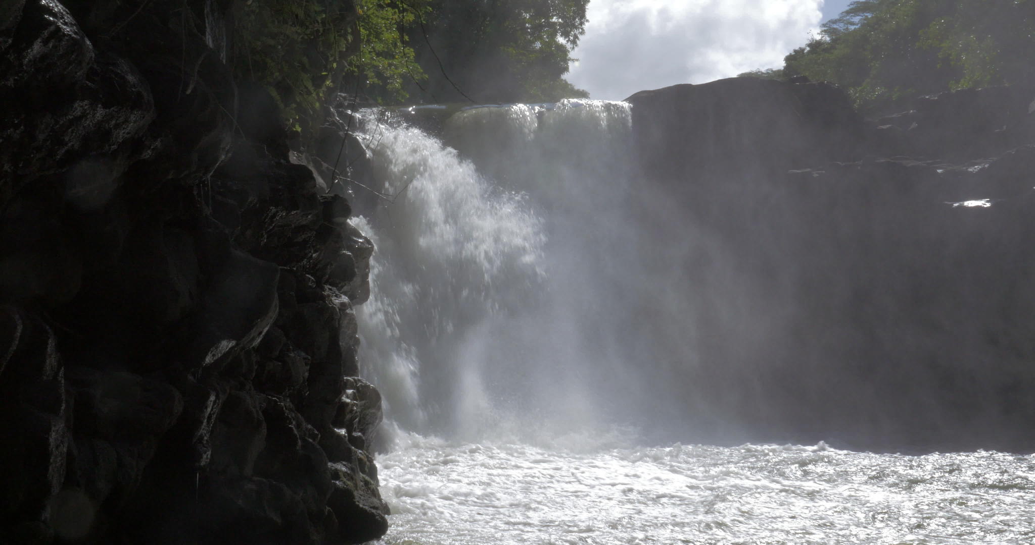 山中岩石中的瀑布视频的预览图