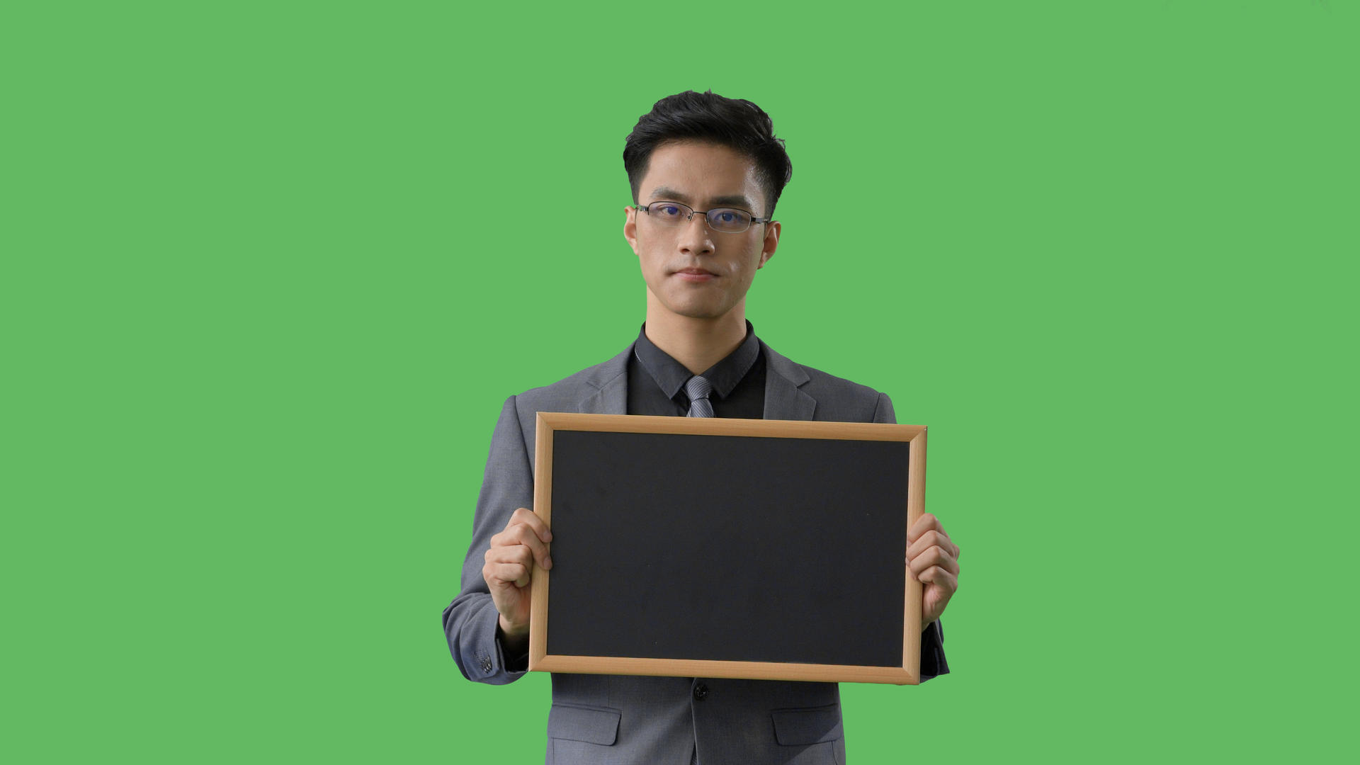 4k绿幕合成抠像商务男性疑惑地看向黑板视频的预览图