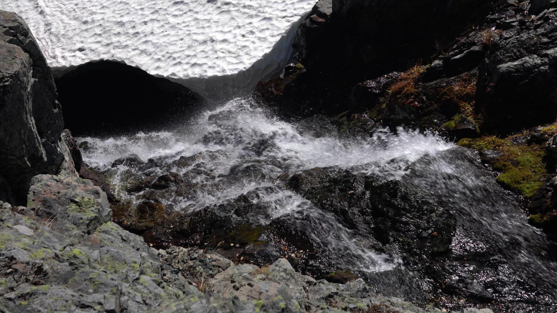 在岩石堆积中喷洒山河和发泡视频的预览图