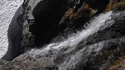 在岩石堆积中喷洒山水瀑布和发泡视频的预览图