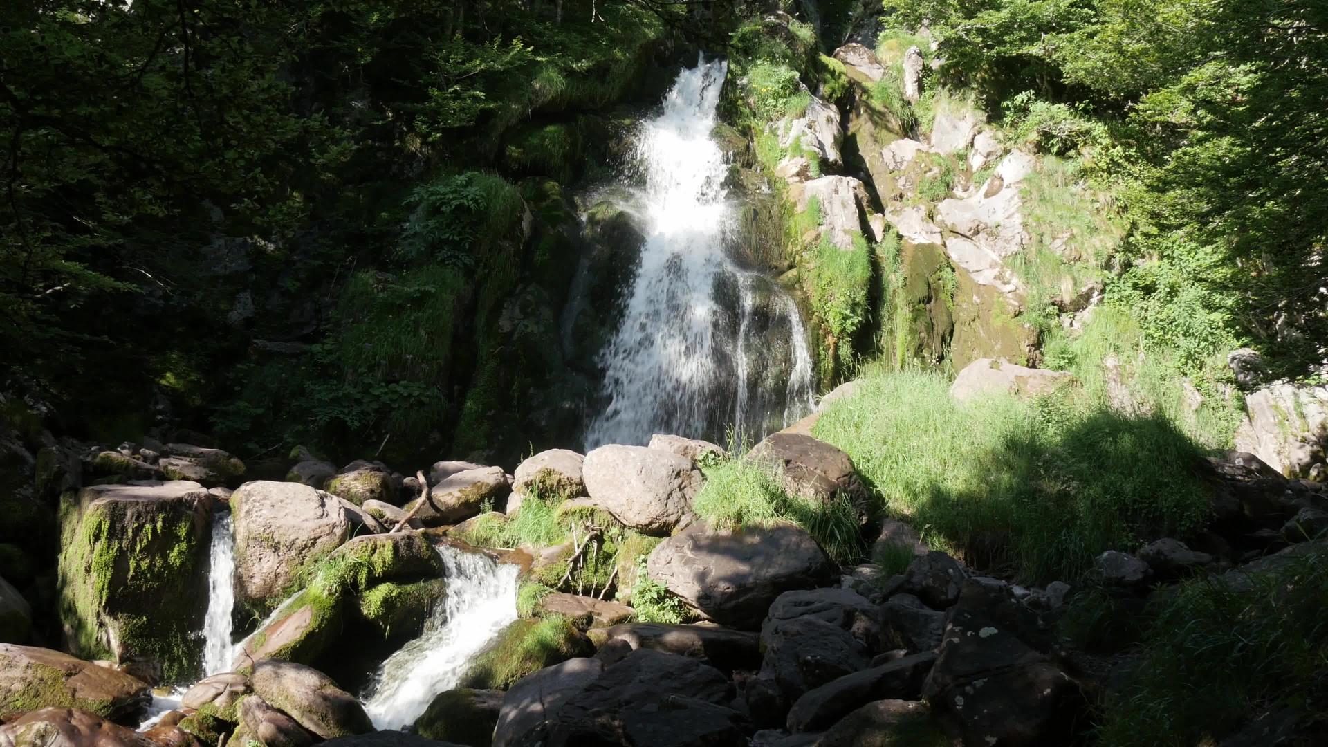 比利牛斯山瀑布视频的预览图