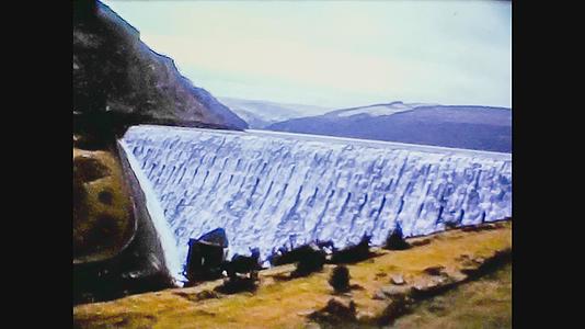 1975年统一王国山上的瀑布视频的预览图