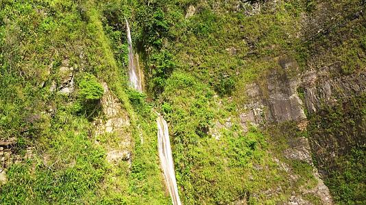 在高高的悬崖上瀑布丛林中有一股水流视频的预览图