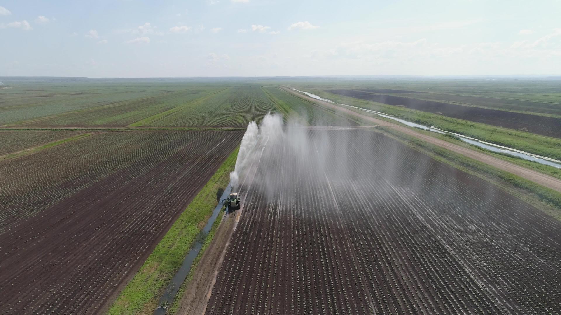 农业用地灌溉系统视频的预览图