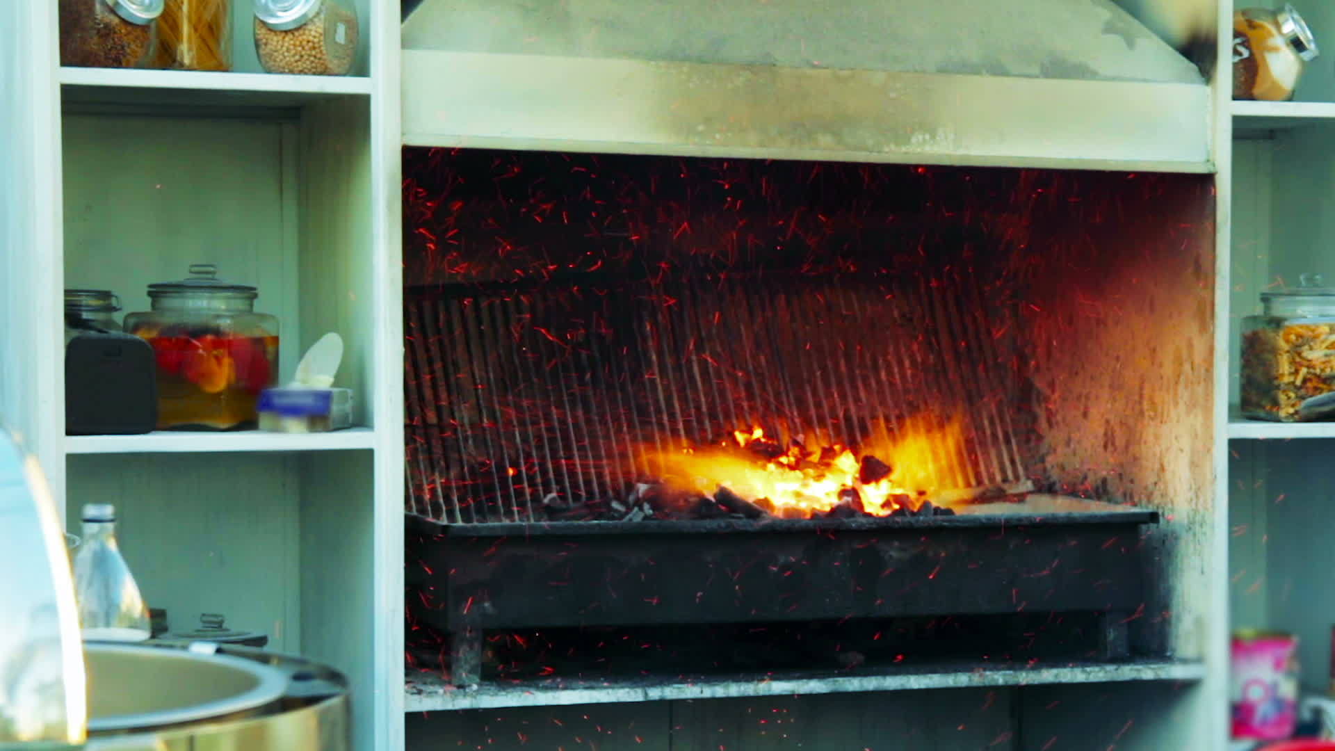 烧烤炉里的火和火花视频的预览图