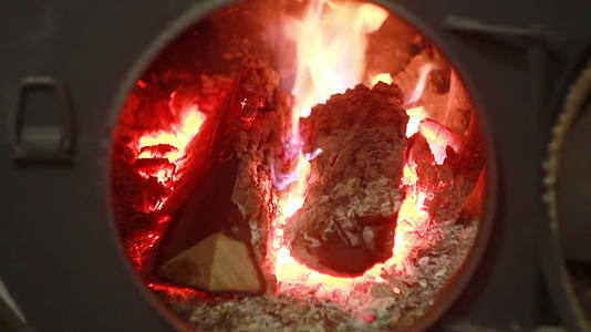 烧柴炉灶2视频的预览图