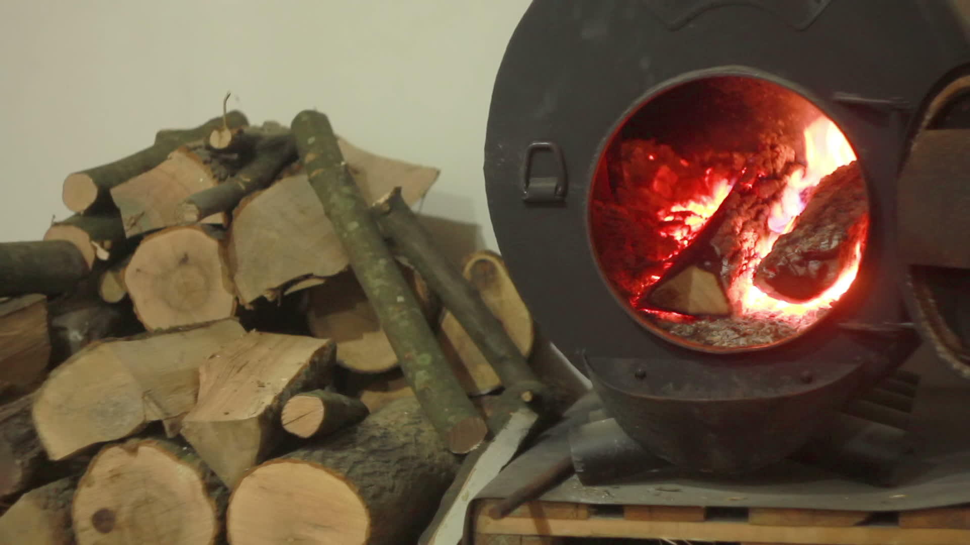 烧柴炉灶1视频的预览图