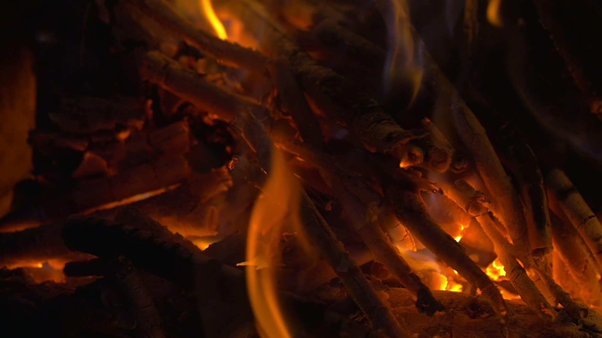 在壁炉里烧灰的木木棍视频的预览图