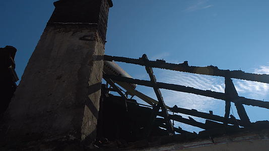 一栋被消防公寓烧毁的公寓楼内墙烧木梁和木梁视频的预览图