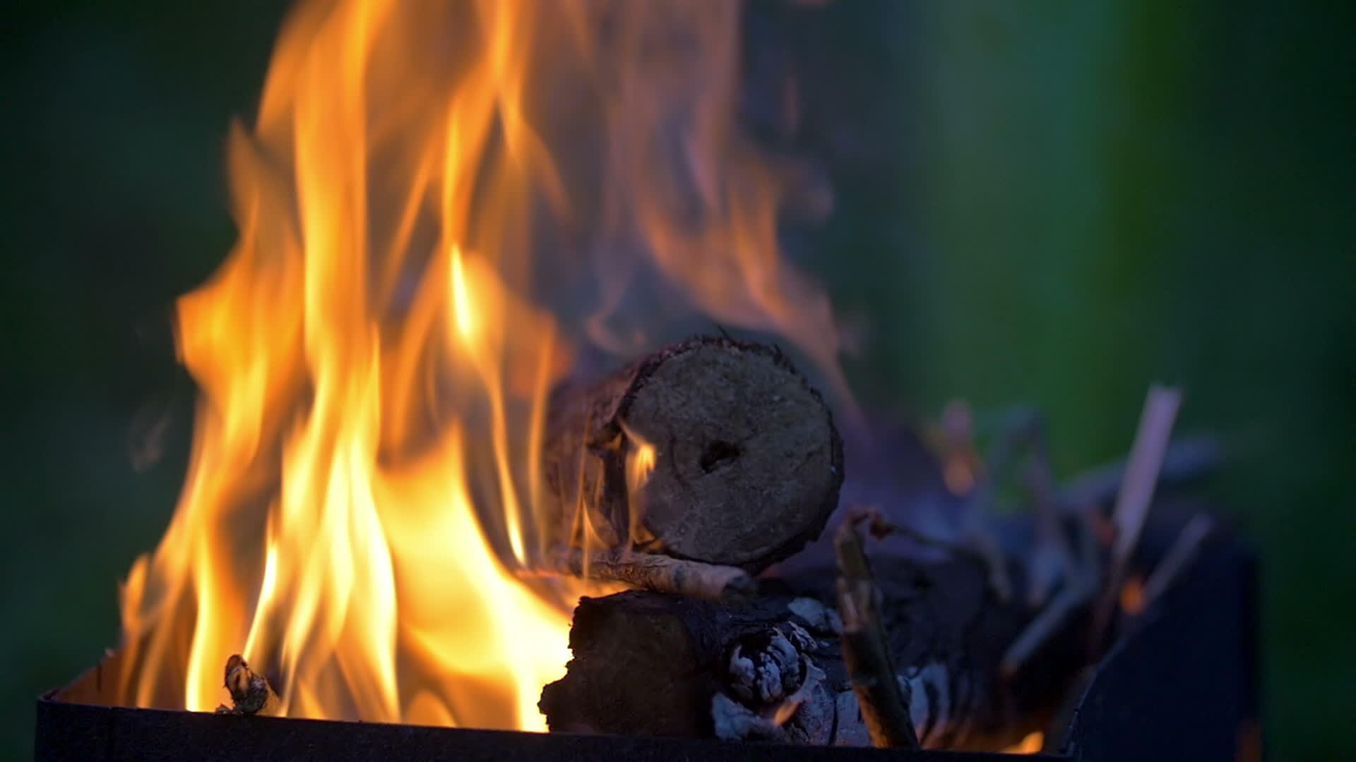壁炉里的柴火视频的预览图