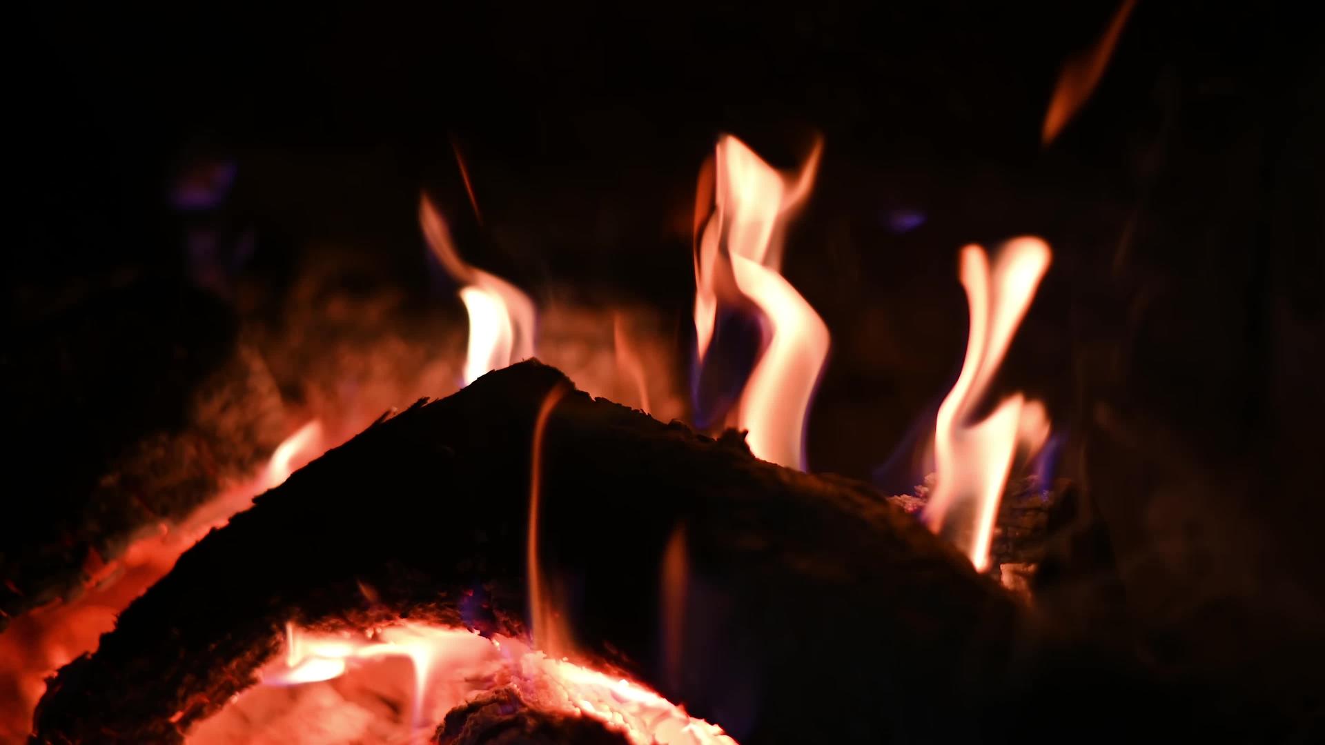 烧在壁炉里的木头视频的预览图
