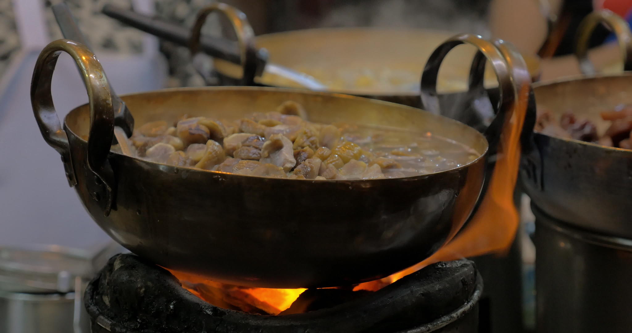 在以东烹制的豆类菜肴中有一场大火视频的预览图