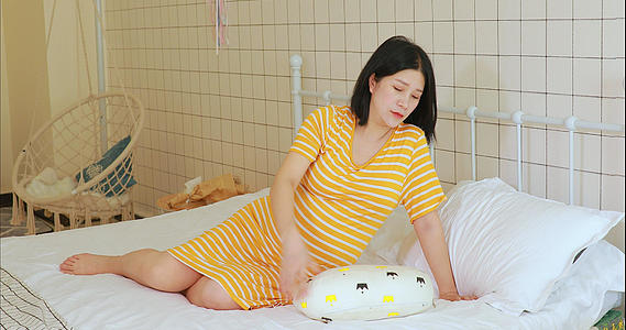 孕妇使用护腰枕头垫住怀孕的肚子侧睡视频的预览图