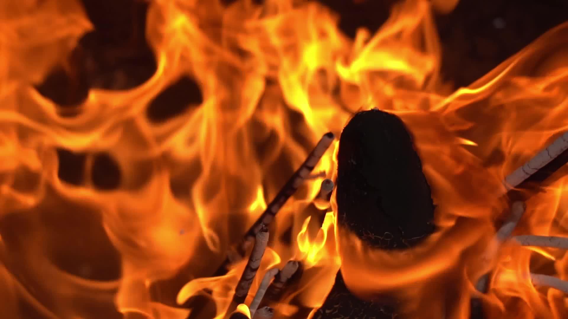 慢动作棒烧在炉子上视频的预览图
