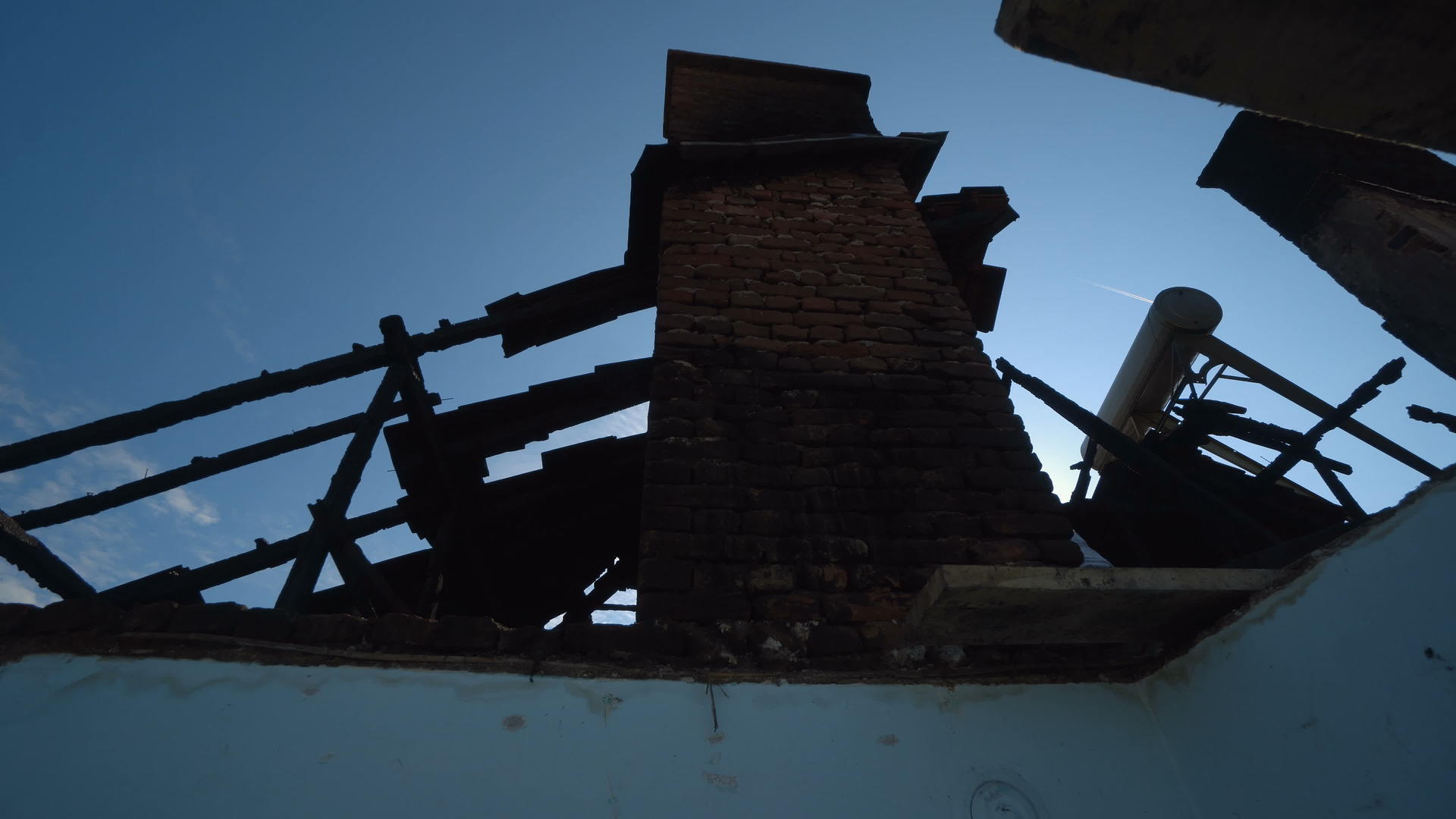 蓝天背景着火后被烧毁的房屋被烧毁视频的预览图