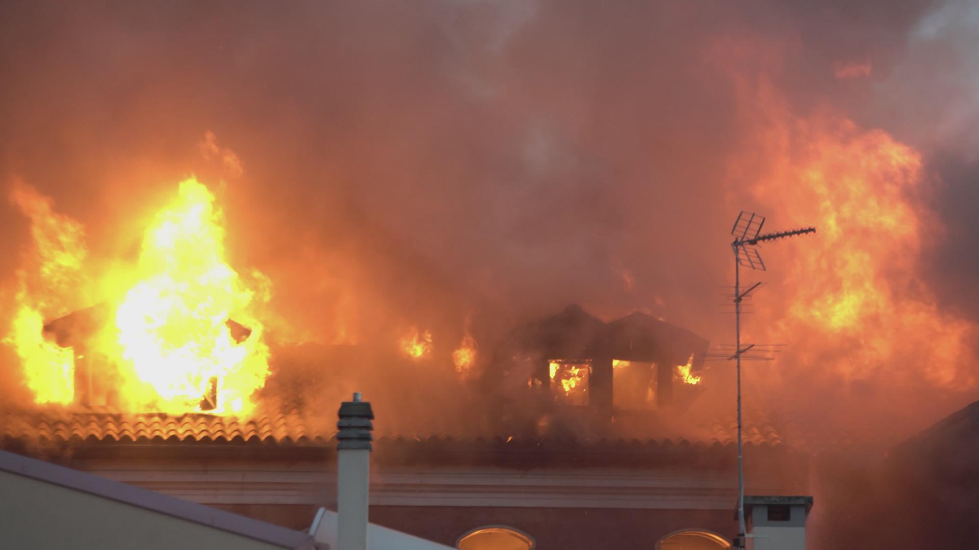 燃烧房屋细节10视频的预览图