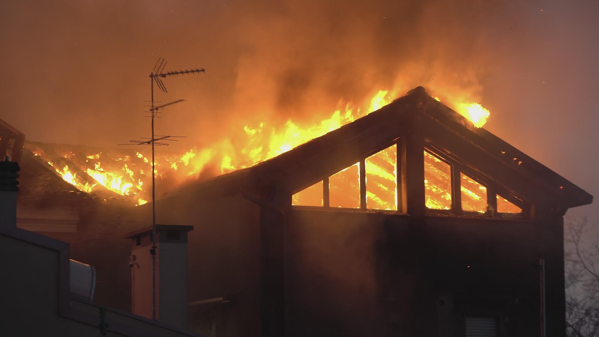 燃烧房屋细节14视频的预览图