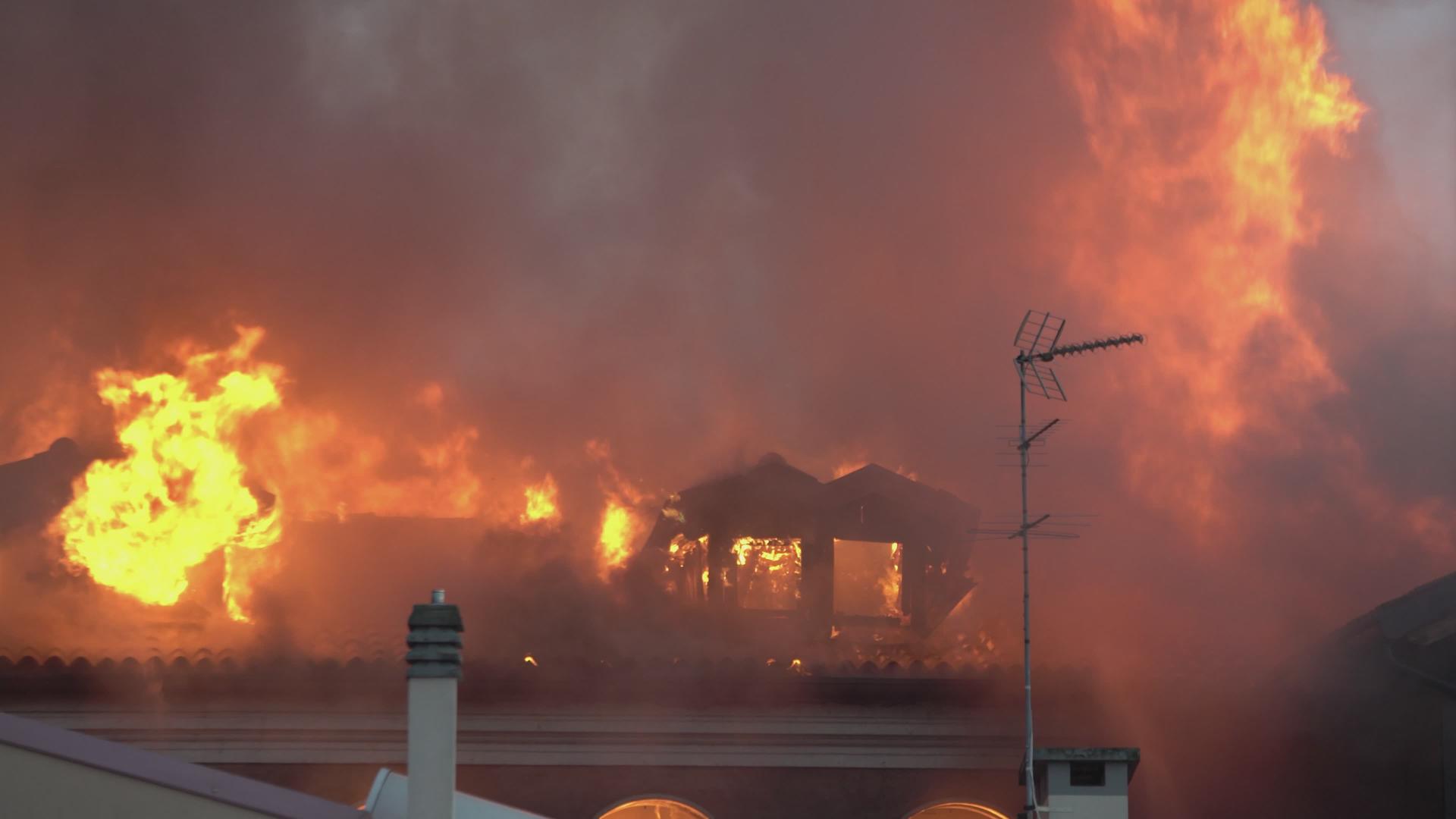 燃烧房屋细节11视频的预览图