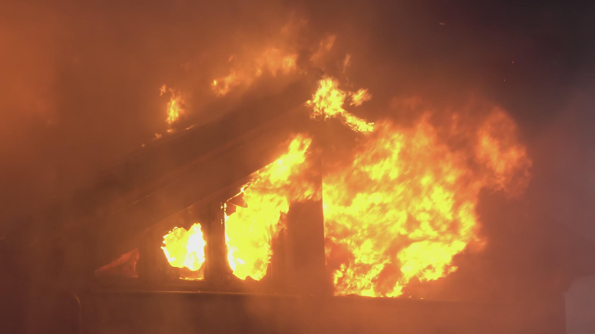 燃烧房屋细节13视频的预览图