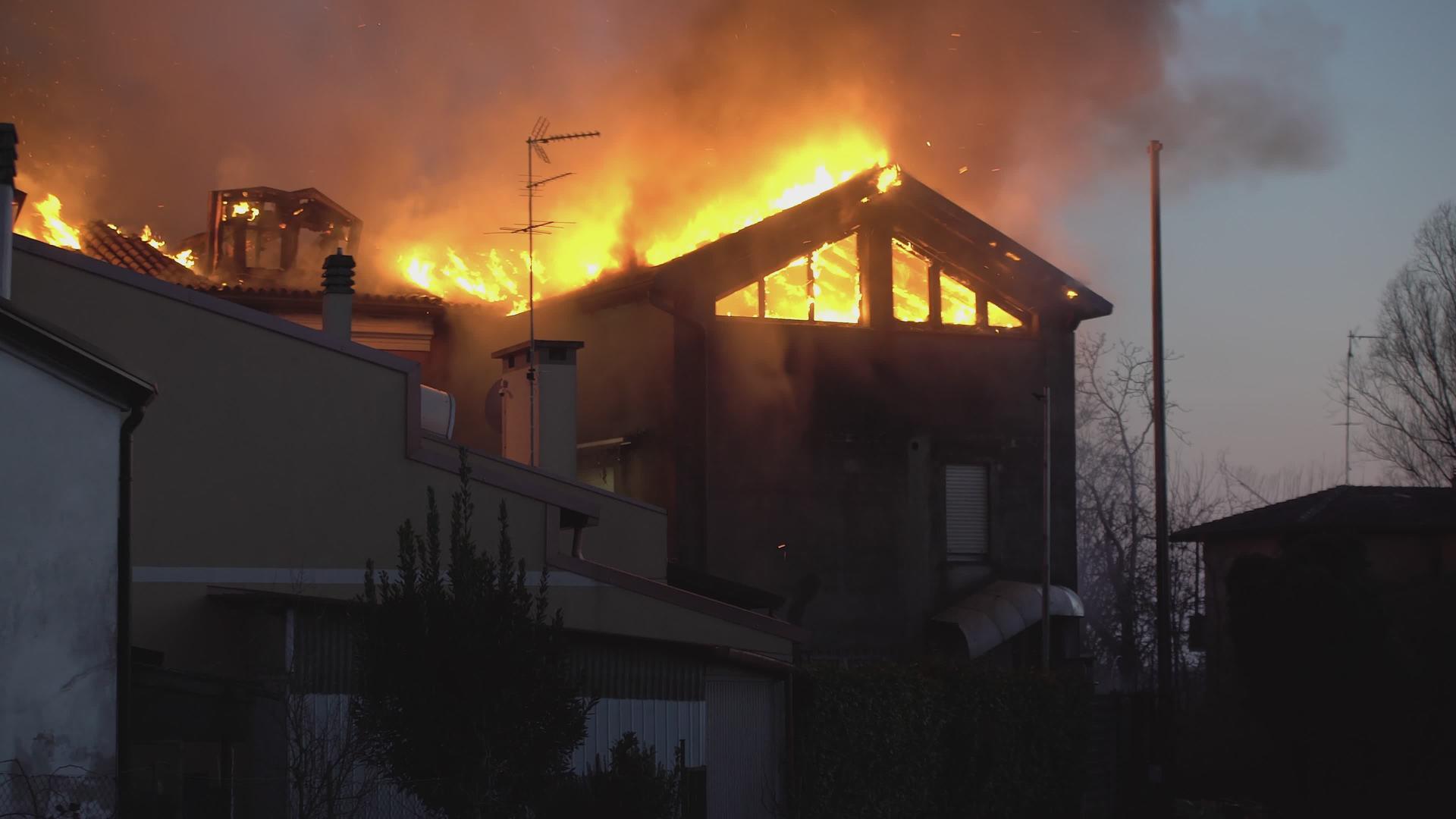 燃烧房屋细节15视频的预览图