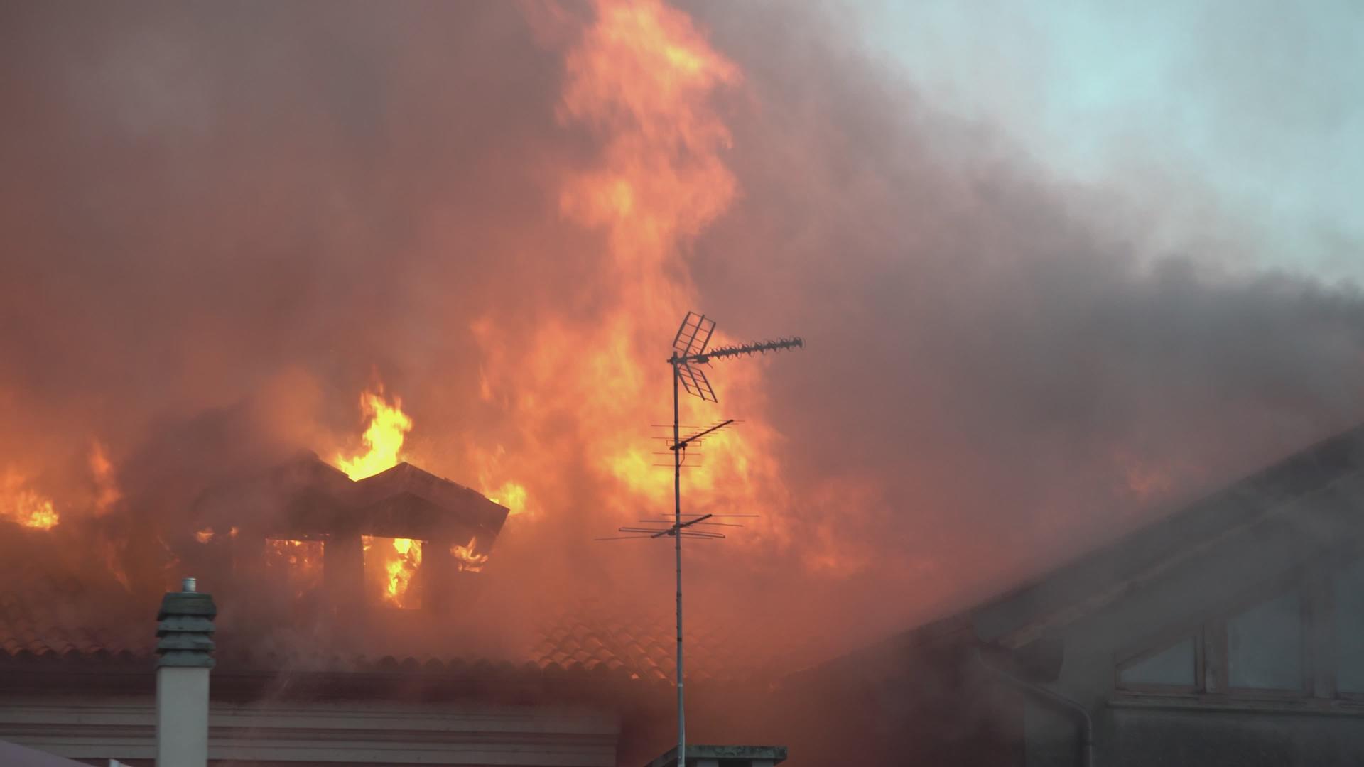 燃烧房屋细节9视频的预览图