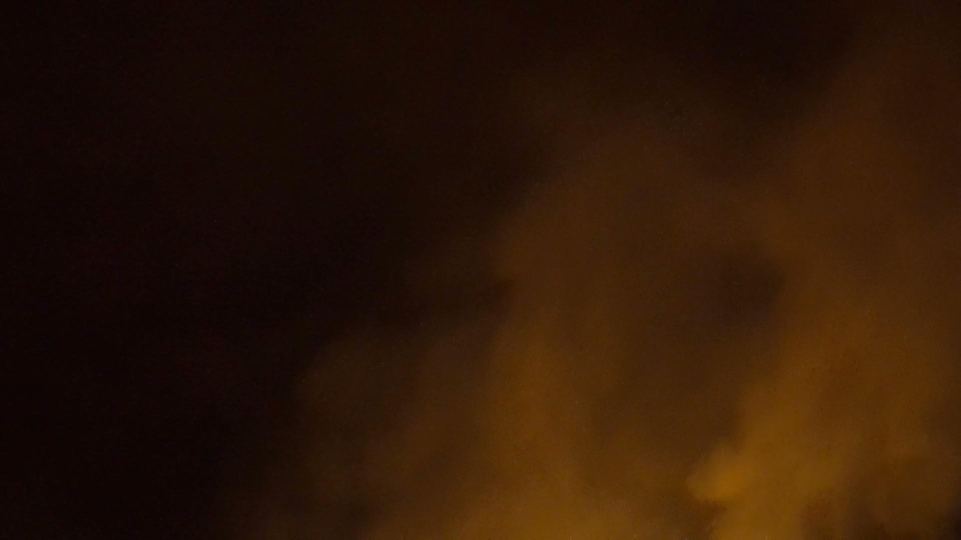 整个地区和乌云覆盖了整个地区的夜间野火视频的预览图