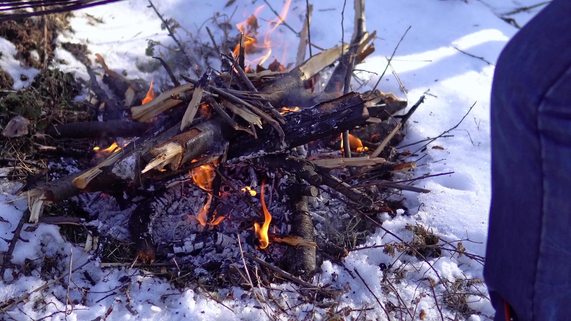 这种火可以在寒冷期间点燃猎人和其他人取暖或取暖的食物视频的预览图