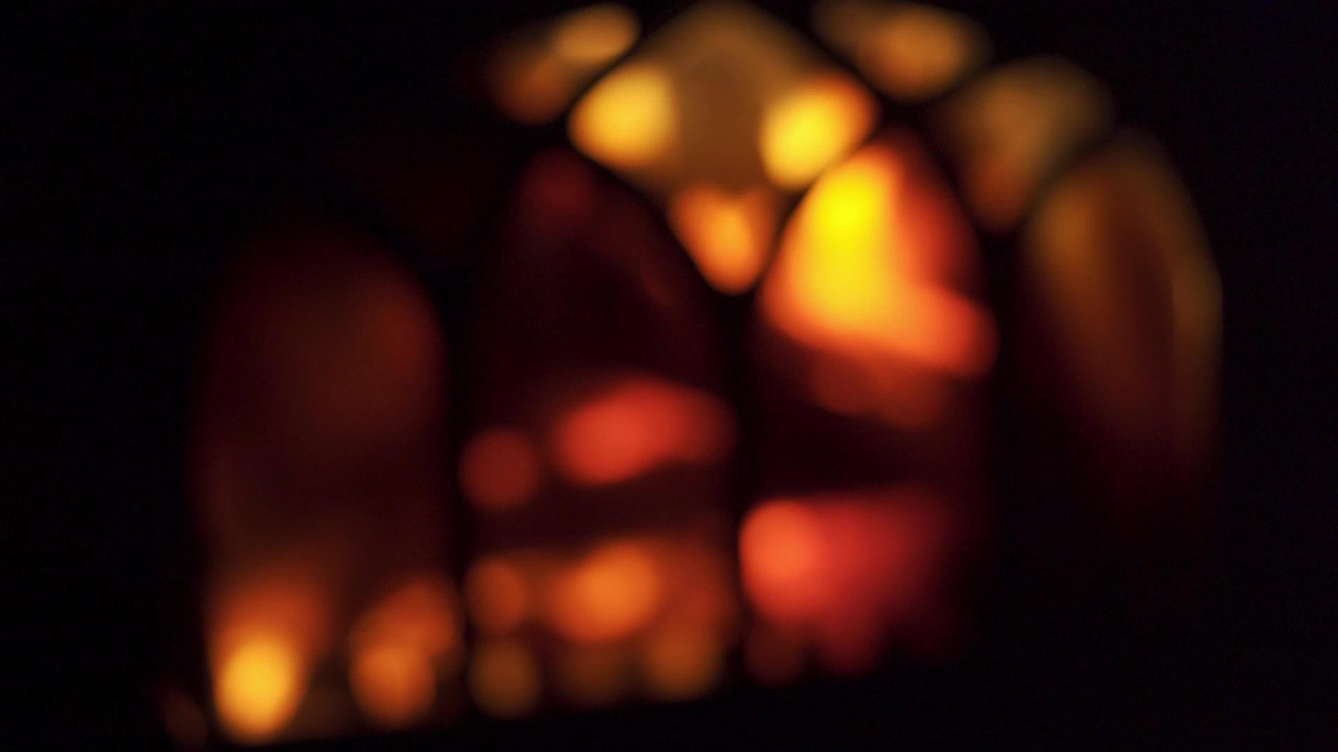 火焰燃烧在背景模糊的壁炉中视频的预览图