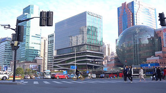 4K实拍上海徐家汇交通行人视频的预览图