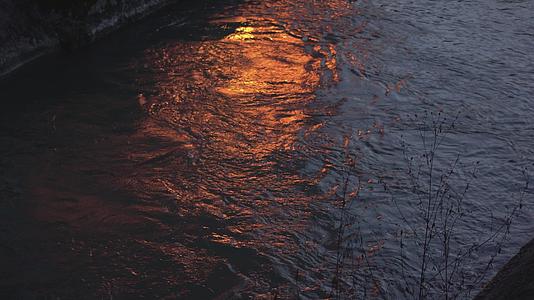 河上火焰的反射视频的预览图