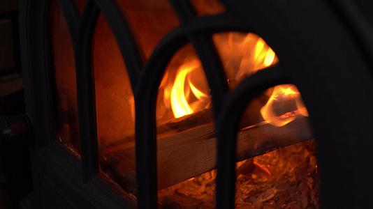 家用炉子的火焰使房间温暖视频的预览图
