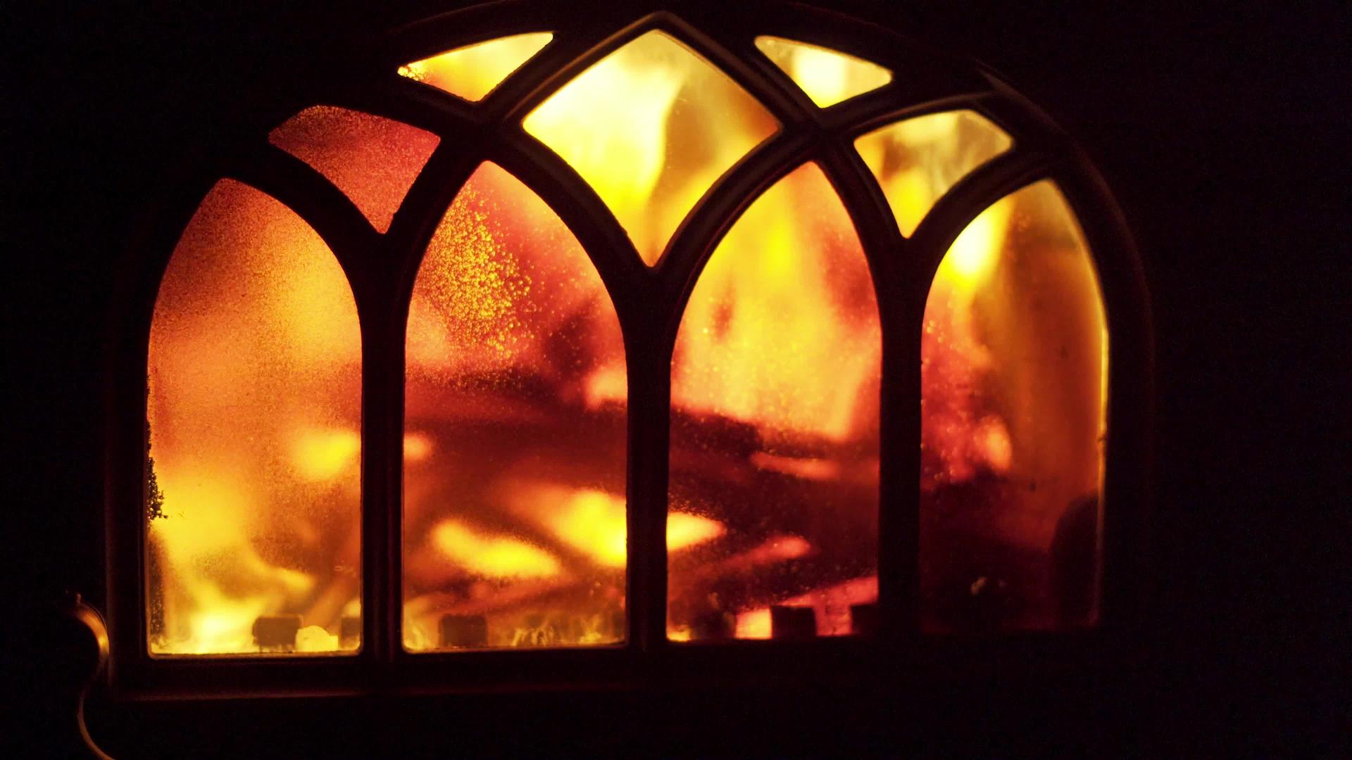 家用炉子的火焰使房间温暖视频的预览图
