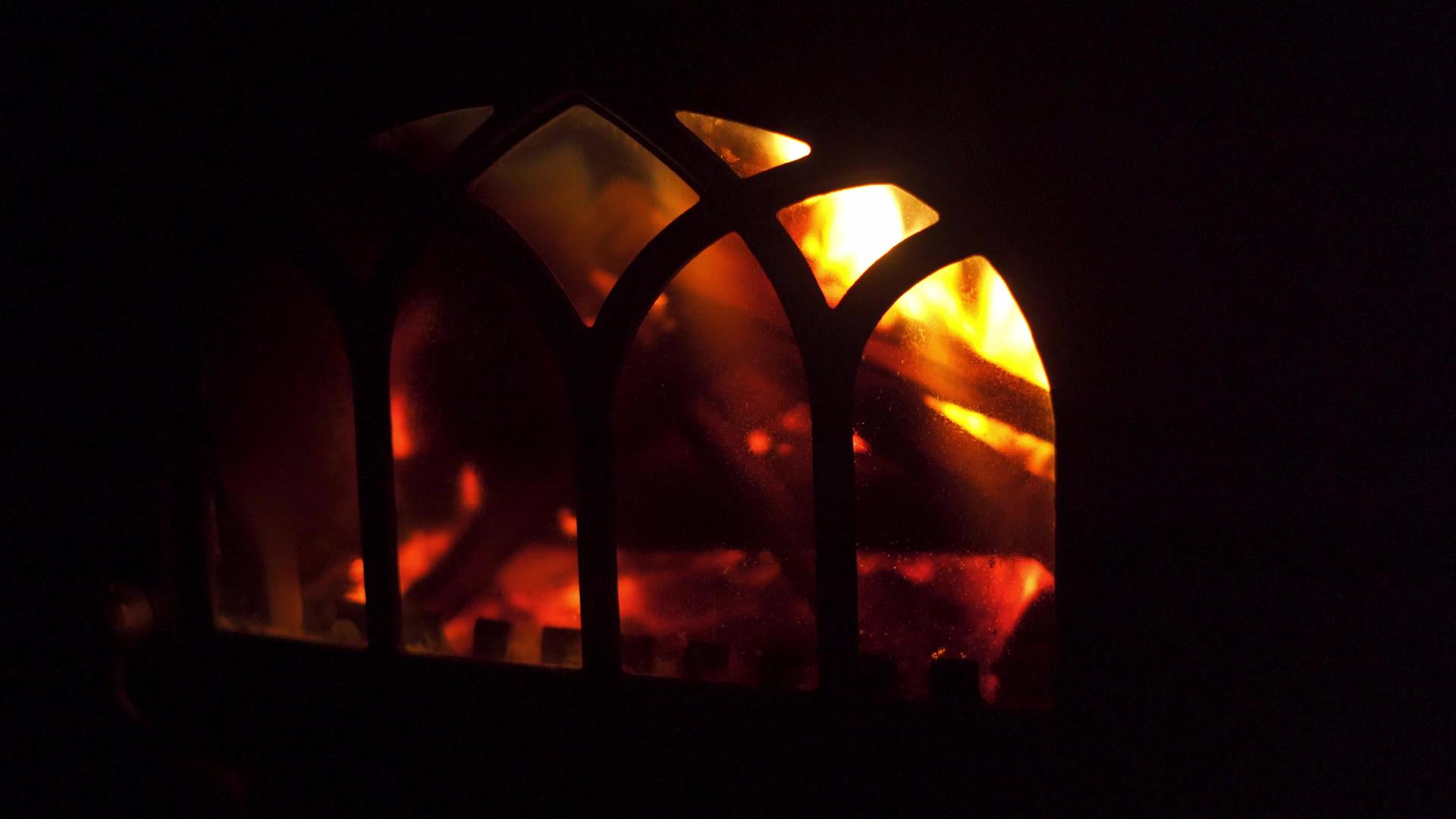 燃烧私人房屋的壁炉以便在冬天燃烧房间和温暖的气氛视频的预览图