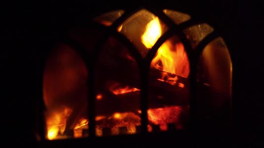 背景壁炉中燃烧的模糊背景火灾位于背景壁炉中视频的预览图