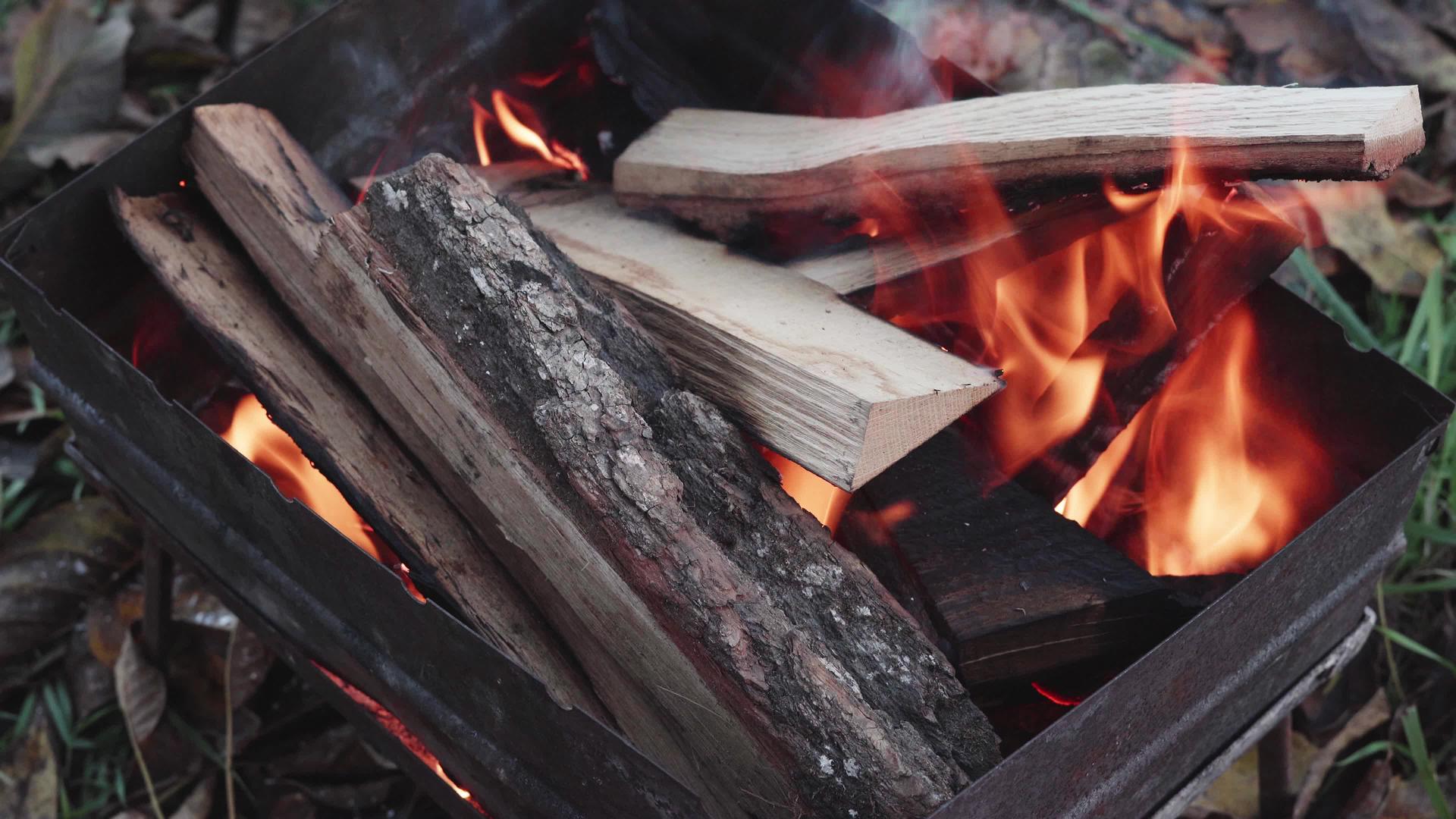 街上的烧烤炉燃烧着橡木火视频的预览图