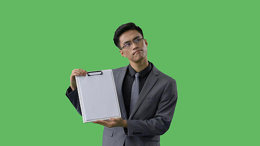 4k绿幕合成抠像商务男性展示文件思考动作视频的预览图