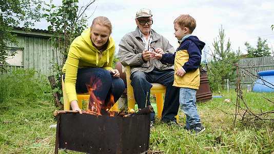 母亲、儿子和爷爷在院子里着火了视频的预览图