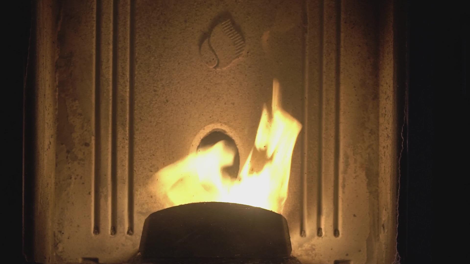 炉子着火了慢慢燃烧视频的预览图