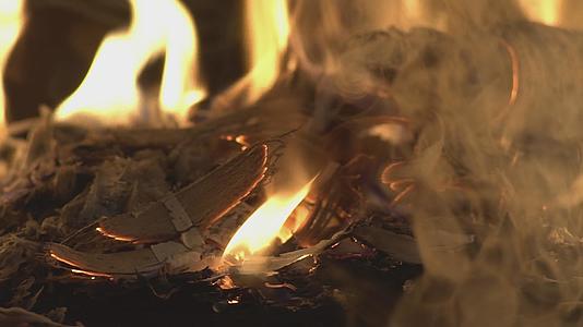 慢动2燃烧木制干箱视频的预览图