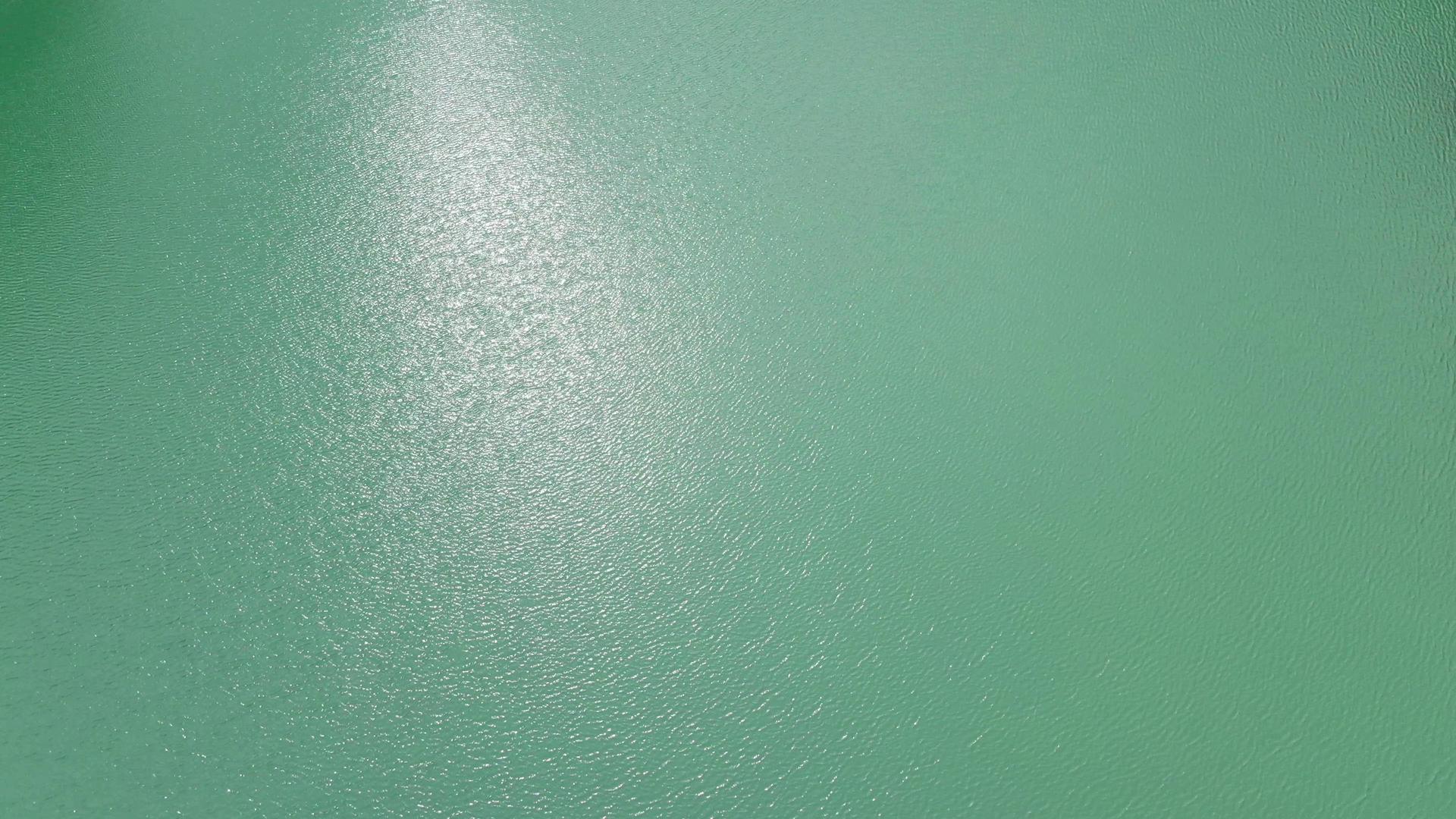 4K俯拍蓝色湖水特写视频的预览图