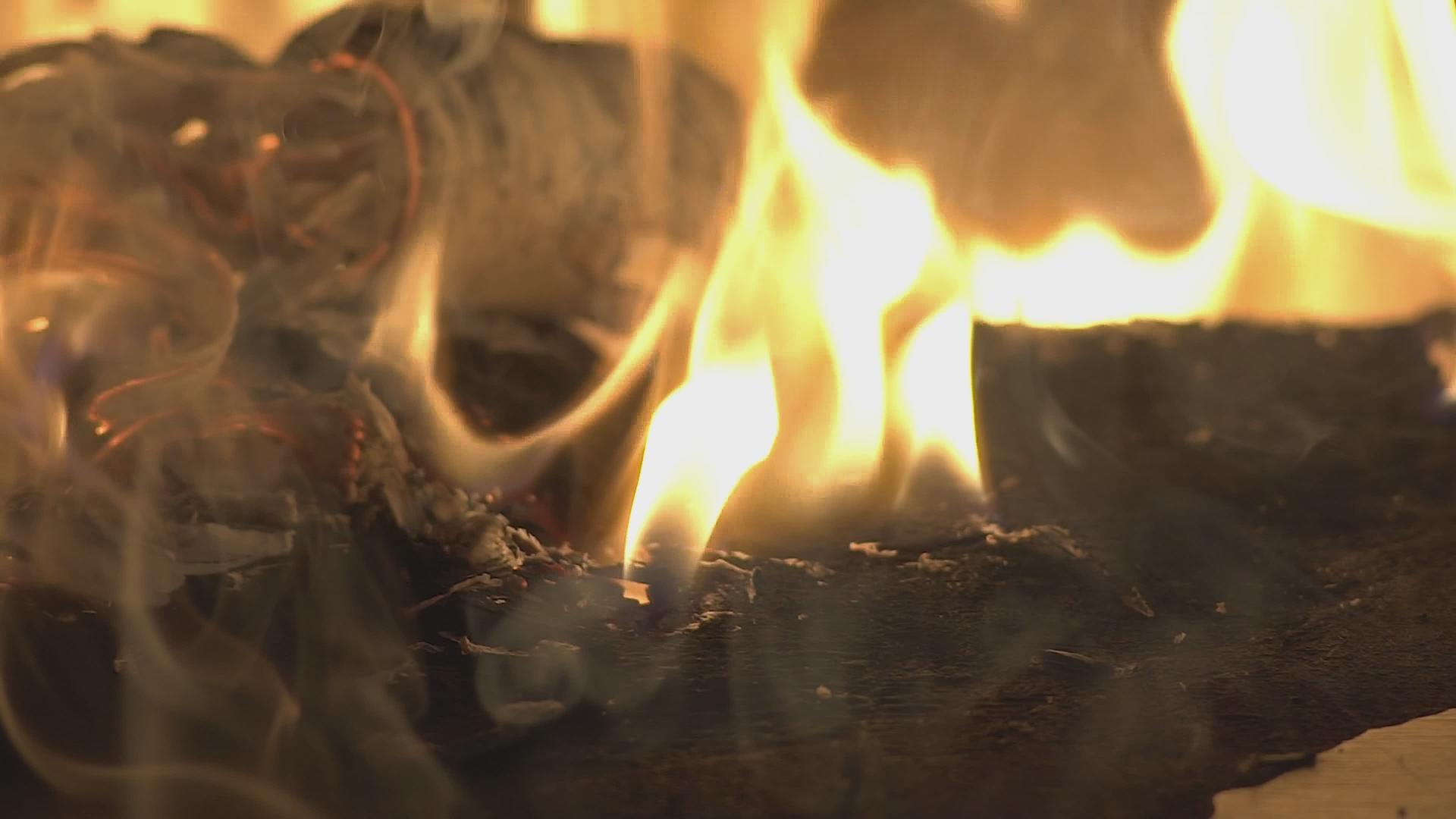 慢动4燃烧木制干箱视频的预览图