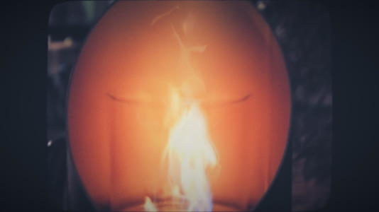 夜间燃烧的火炬雕塑视频的预览图
