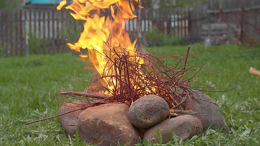 院子里的火烧视频的预览图