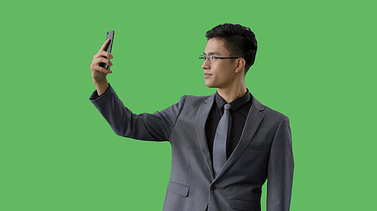 4k绿幕合成抠像商务男性自拍动作视频的预览图