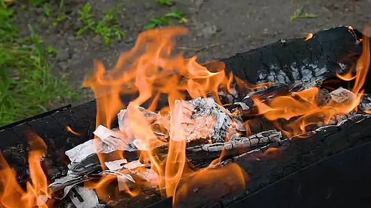 美丽的火舌在户外烧烤炉中燃烧木柴和煤视频的预览图