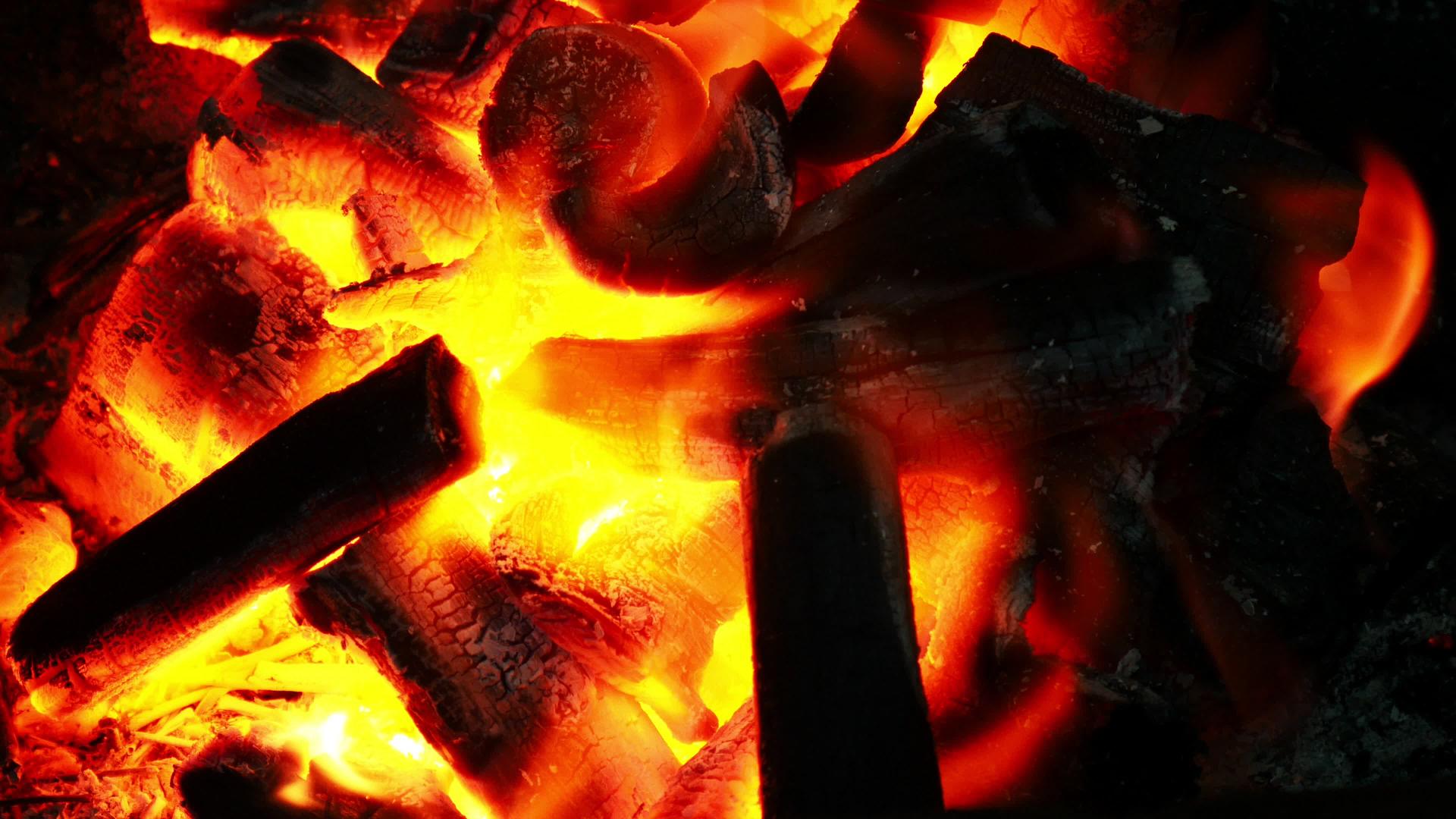 在烧烤炉里燃烧木炭的火视频的预览图