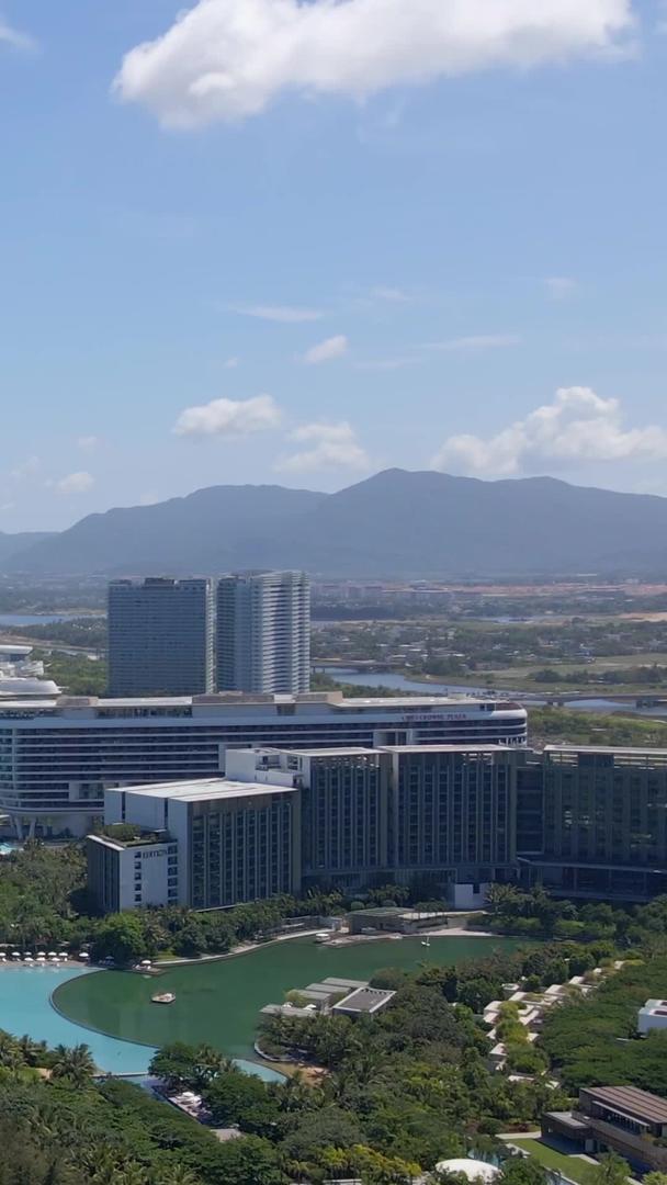 蓝天白云三亚景区海滨城市建筑视频的预览图